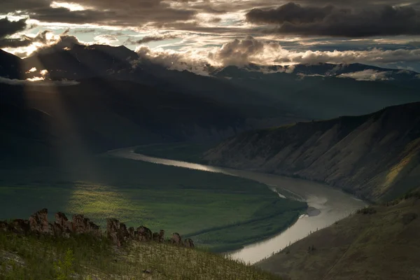 Rayons solaires à travers les nuages. — Photo