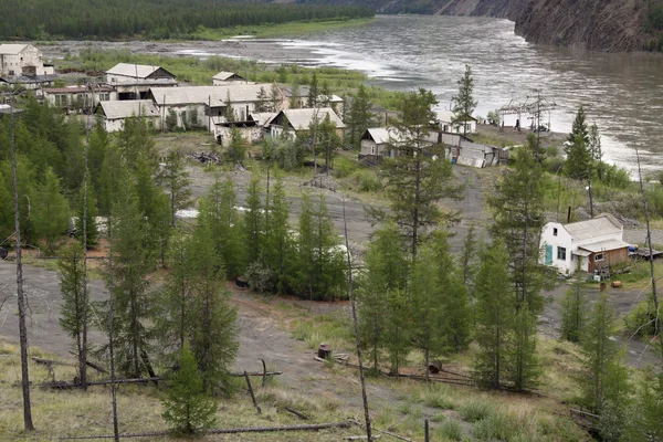 Nehir kıyısında ıssız Köyü kazıcılar.