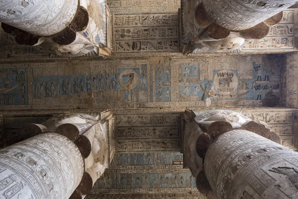 A romjai mellett a templomban, az istennő szeretet Dendera. — Stock Fotó