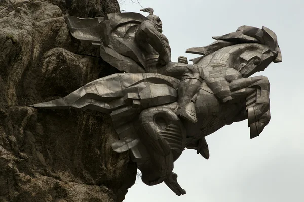 Monumento de metal a San Jorge en una roca . —  Fotos de Stock