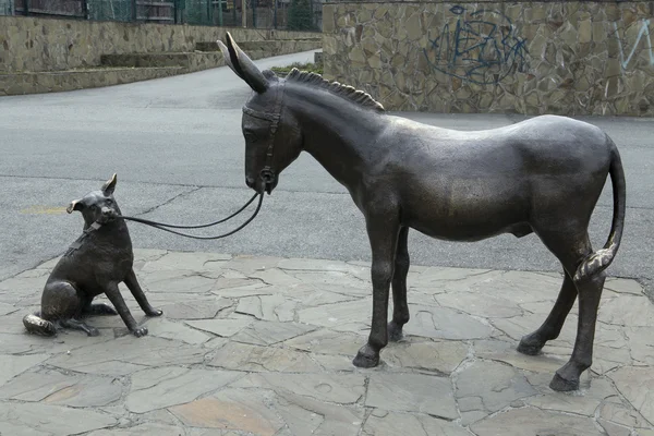 Monumento de metal burro y perro . — Foto de Stock