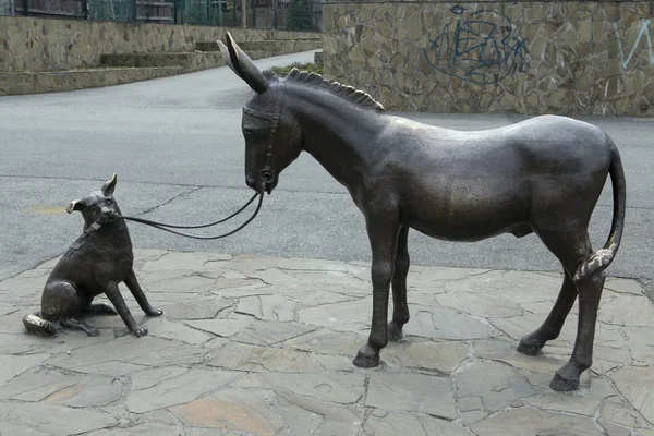 Metalldenkmal Esel und Hund. — Stockfoto