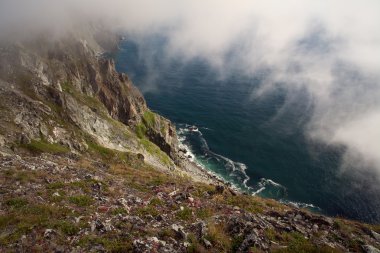 Denize düşen dağ yamacı.