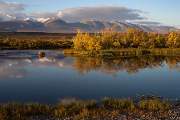 Montañas reflectantes en un río tranquilo . — Foto de Stock