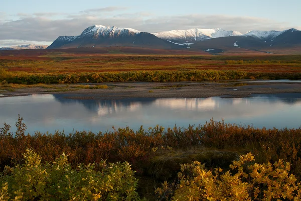 Sakin bir nehir yansıma dağlar.