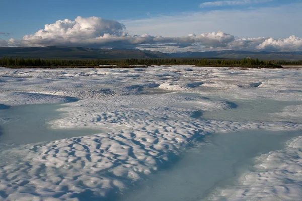 Grande campo di ghiaccio durante la fusione . — Foto Stock