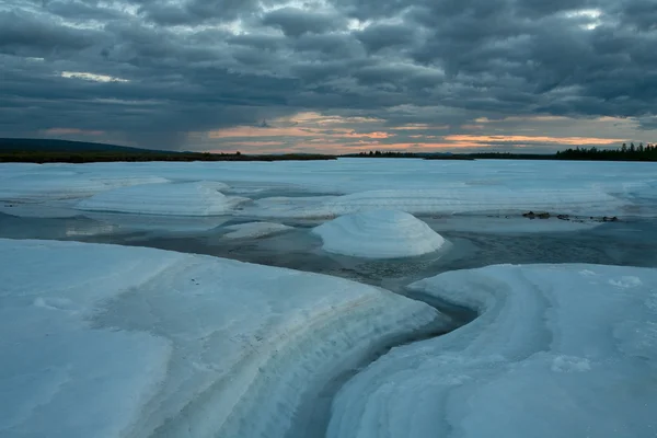 Grande campo di ghiaccio durante la fusione . — Foto Stock