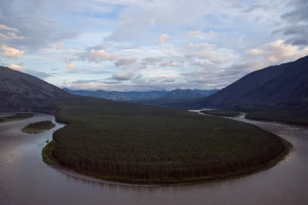 Vista dall'alto di un grande fiume meandro . — Foto Stock