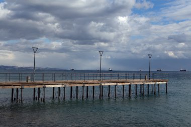 Pierce ve denizde gemiler.