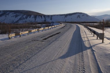 Boş yol ve kar çevresinde.