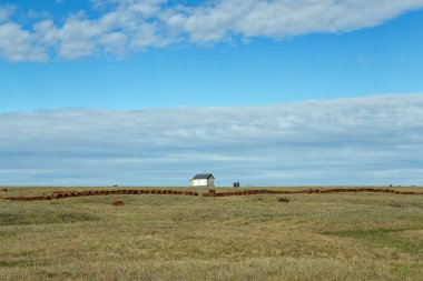 Yalnız ev ve demir varil uzun bir dizi.