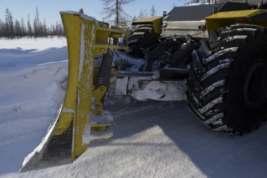 Kış yolda yol inşaatı.