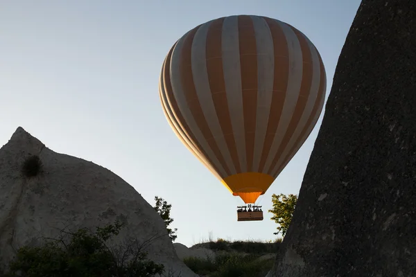 Balão voando entre as rochas . — Fotografia de Stock