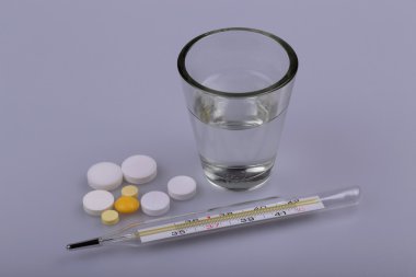 İlaç ve su bardağı.
