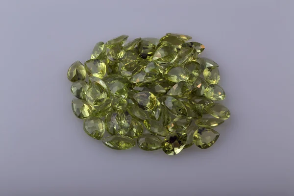 Facetterade naturliga peridot. — Stockfoto