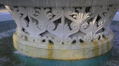 küçük bir çeşme.