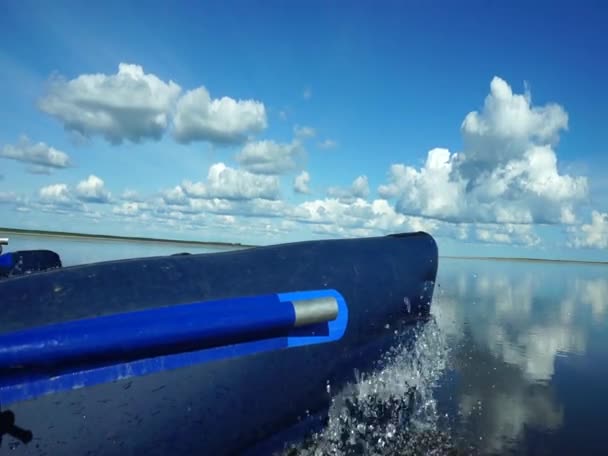 Tráfico en un catamarán . — Vídeo de stock