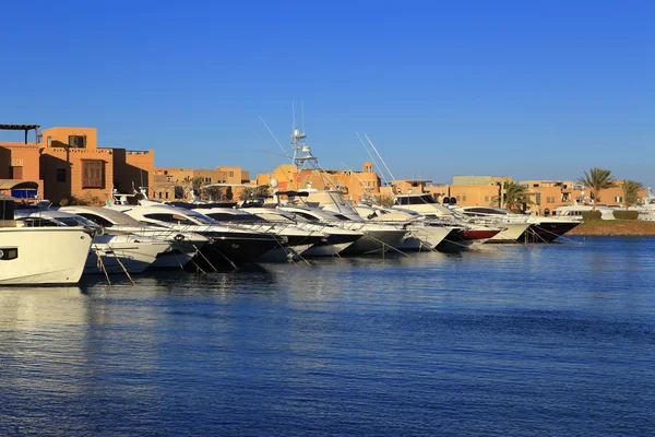 Amarrage et stationnement avec yachts . — Photo
