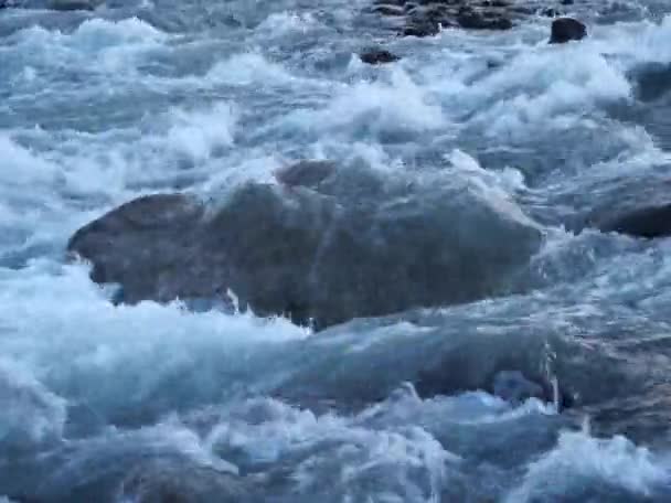 Le débit rapide de l'eau . — Video