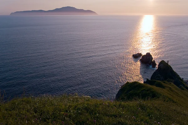 Cabo Taran y la isla Zavyalov . — Foto de Stock