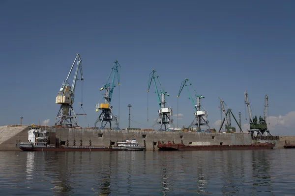 Grúas portuarias en la orilla . — Foto de Stock