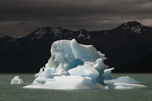 Iceberg galleggiante sul lago . — Foto Stock