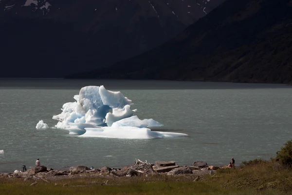 Iceberg galleggiante sul lago . — Foto Stock