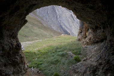 Dağlarda büyük mağara.