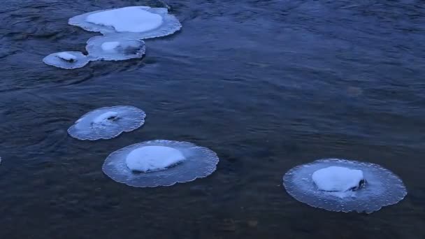 Schnee und Eis auf den Felsen im Fluss. — Stockvideo