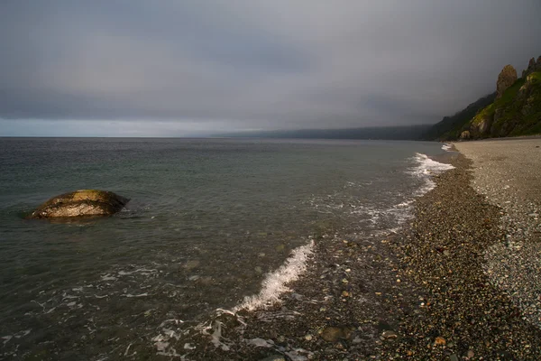 Морской берег и камень в воде . — стоковое фото