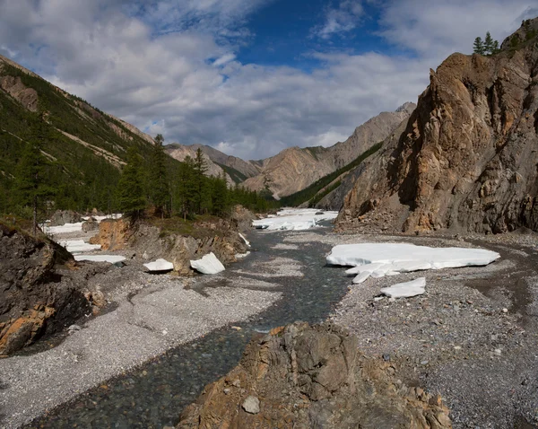 Restos de hielo en el río de la montaña . — Foto de Stock