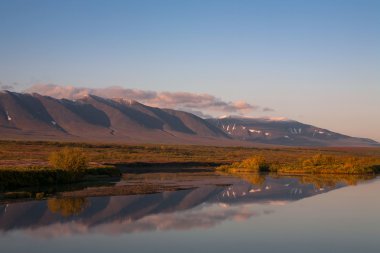 Nehir dağlarda yansıması.