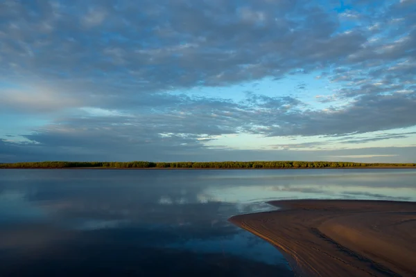 Reggel nyugodt folyó és a homok meanderrendszerének. — Stock Fotó