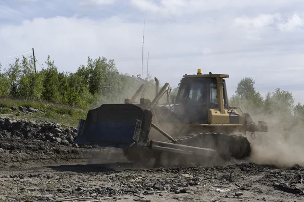 Bulldozer in Bewegung und Staub. — Stockfoto