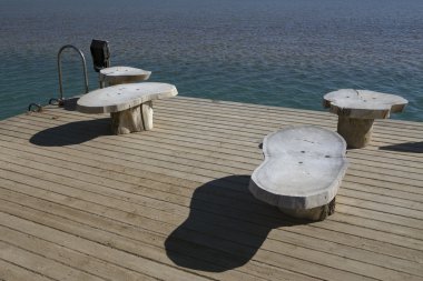 Deniz iskelesi ahşap sandalye.