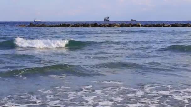 Olas marinas y barcos en el horizonte . — Vídeo de stock