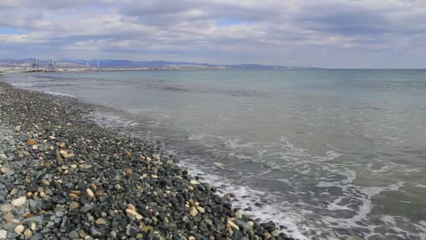 Las olas del mar rodaron en la playa de guijarros . — Vídeo de stock