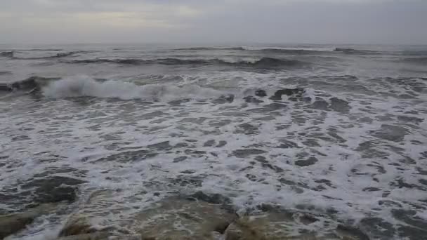 Zee golven tegen de rotsen van de pier gewonnen. — Stockvideo