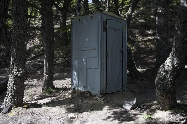 Φορητές τουαλέτες σε το στρατόπεδο των δασών. — Φωτογραφία Αρχείου