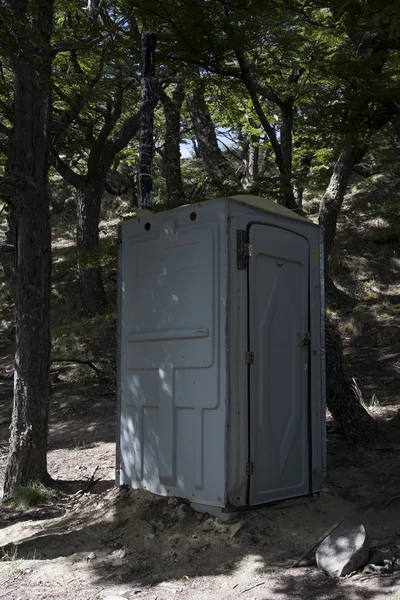 Φορητές τουαλέτες σε το στρατόπεδο των δασών. — Φωτογραφία Αρχείου