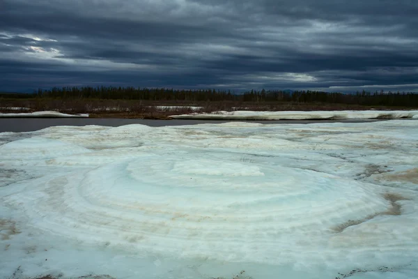 Fiume frazil sullo sfondo di un cielo espressivo . — Foto Stock