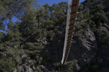 Askıya alınmış bir dağ geçit binmek.
