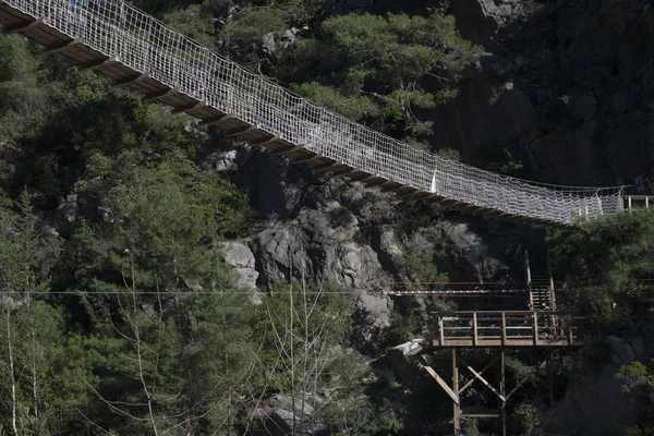 Paseo suspendido en un desfiladero de montaña . — Foto de Stock