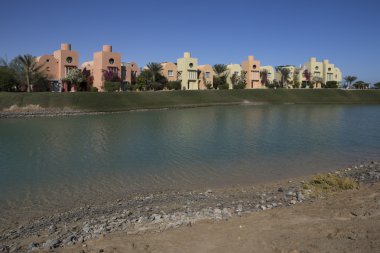 Kanal kıyısında evler.