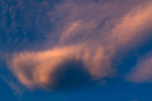 Hermosas nubes rosadas contra el cielo azul . — Foto de Stock