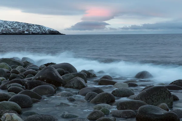 Runda stenar på stranden. — Stockfoto