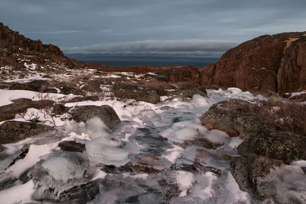 El arroyo congelado en las rocas en el fondo del mar . — Foto de Stock