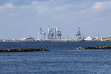 Deniz teçhizat limana demirledi.