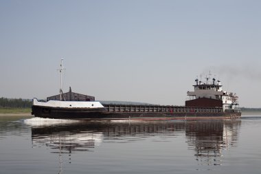 Nehirde yüzen boş mavna.