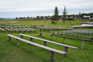 Açık hava sahnesinde.